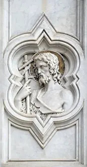 Stampe di San Giovanni Battista, rilievo sulla facciata della Basilica di Santa Croce (Basilica della Santa Croce) - famosa chiesa francescana a Firenze, Italia Architettura Neogotica Stampe: San Giovanni Battista