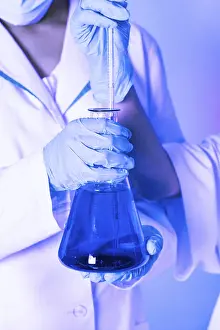 Scientist Experiment Stampe: Scientist shows a diffusion in the flask