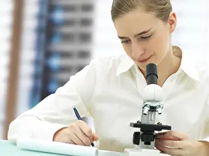 Female Scientist Microscope Stampe: Scientist working with a microscope