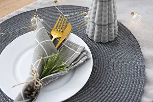 Minimalist Christmas Decor Stampe: Serving a festive table with plates