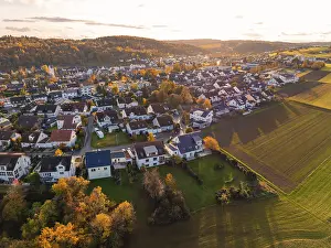 Rolling Hills Photography Stampe: Settlement and fields in evening light