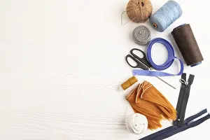 Flat Lay Studio Shot Stampe: Sewing accessories: scissors, thread