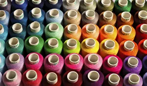 Multicolored Threads Stampe: Sewing threads as a multicolored background close up