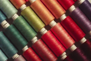 Multicolored Threads Stampe: The sewing threads multicolored background close up