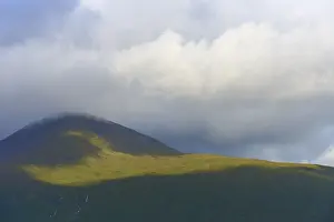 Deserted Highland Scenery Stampe: A single mountain covered by clouds