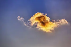 Blue Evening Sky Germany Stampe: Single source cloud, illuminated by the evening sun