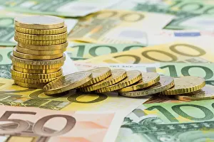 Stampe di Un mazzo di monete singolo, monete in disordine, foto simbolica per l'investimento del capitale, il rischio e la crisi del profitto Austria Liechtenstein Stampe: Pila singola di monete, monete sdraiate.