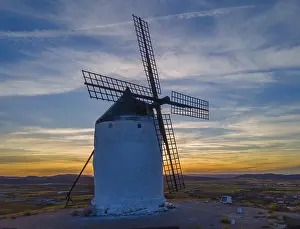 Windmill At Sunset Stampe: Single windmill against a dramatic sunset