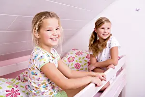 Childhood Friendship Moments Stampe: Two sisters in bed, getting up
