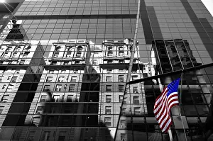 New York City Skyscraper Stampe: Skyscraper Facade with US Flag and Reflection