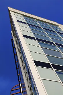 Deserted Skyscraper Stampe: Skyscraper looking in the sky