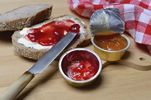 Aluminum Packaging Waste Stampe: Slice of bread with jam and jam in portion pack