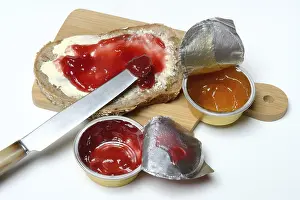 Basic Food Photography Tips Stampe: Slice of bread with jam and jam in portion pack