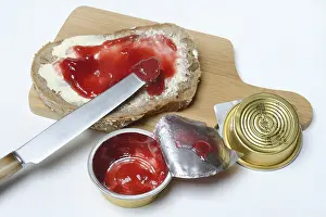 Basic Food Images Stampe: Slice of bread with jam and jam in portion pack