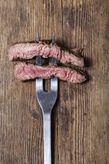 Steak Photography Stampe: Slice a steak onto a meat fork
