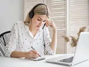 Office Job Training Stampe: Smart young student thinking her notes