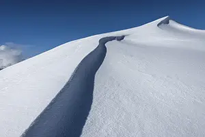 Blue Sky Winter Scene Stampe: Snow drift, snow surface with structures with light and shadow