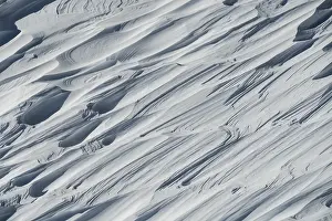 Snowy Mountain Landscape Stampe: Snow surface with structures, shaped by the wind