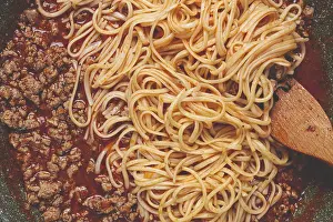Top View Pasta Dish Stampe: Spaghetti Bolognese, top view, in a frying pan
