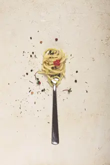 Spaghetti Dish Stampe: Spaghetti strung on a fork, on the table