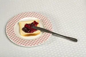 Berry Fruit Nutrition Stampe: Spread jam on bread with knife