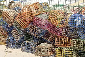 Immagini datate 27 agosto 2024: Colorful fishing traps print harbor scene