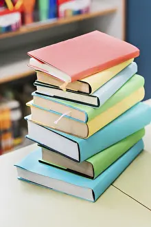 Educational Institution Background Stampe: Stack multicolored books table