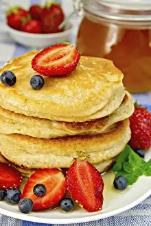 Homemade Desserts Stampe: A stack of pancakes with strawberries