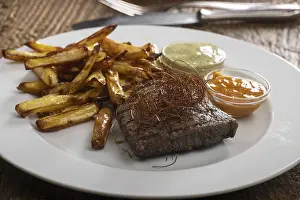 Bell Pepper Still Life Stampe: Steak with chilli and chips