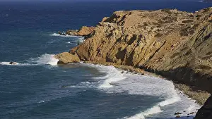 Aegean Sea Waves Stampe: Steep cliffs with rolling waves under a clear sky