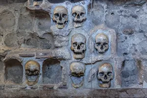 European Stone Structures Stampe: Stone structure embedded with human skulls