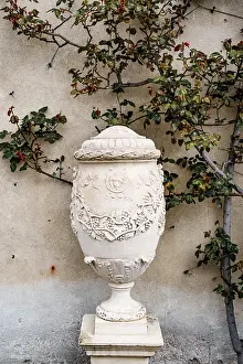 Stampe di Vaso di pietra con motivi sullo sfondo di una parete. Villa Monastero, Italia Como Stampe: Vaso di pietra con motivi sullo sfondo di una parete.