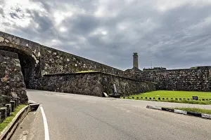 Sri Lankan Architecture Stampe: Stone wall along a road under a dramatic cloudy sky