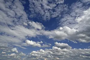 Cloud Formation In Europe Stampe: Stratocumulus clouds