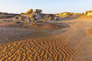 Arabian Peninsula Cliffs Stampe: Striking cliffs surrounded by windswept sand structures