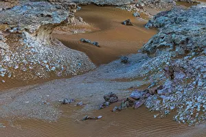 Deserted Omani Landscapes Stampe: Striking cliffs surrounded by windswept sand structures