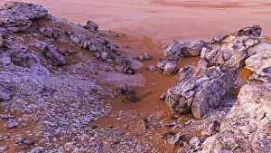 Oman Desert Landscape Stampe: Striking cliffs surrounded by windswept sand structures