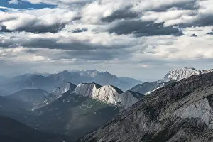 Catena montuosa impressionante, atmosfera drammatica.