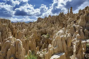 Stampe di Rocce strutturate contro formazioni nuvolose drammatiche nel cielo, la Valle della Luna Moon Valley vicino a La Paz in Bolivia Bolivia Stampe: Rocce strutturate contro formazioni nuvolose drammatiche nel cielo.
