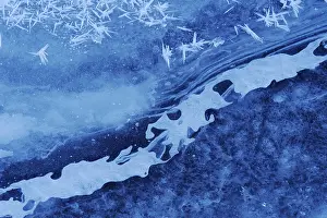Winter Nature Scene Stampe: Structures in an iced up course of a stream