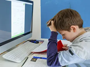 Childhood Education Stampe: Students doing homework in front of the computer