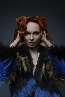 Fur Coat Fashion Stampe: In a studio filled with soft lighting