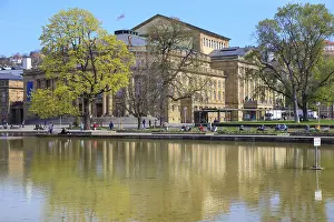 Stampe di Stato Opera di Stoccarda, Riflessione sull'Eckensee, Giardino del Palazzo Superiore, Capitale dello Stato Stoccarda, Baden-Württemberg, Germania Stato Opera di Stoccarda, Riflessione sull'Eckensee Opera Stampe: Stato Opera di Stoccarda, Riflessione sul lago Eckensee.