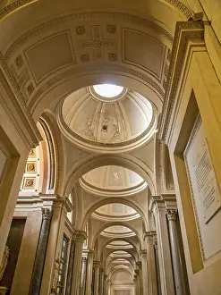 Stampe di Interno sublime con cupola e strutture a volta, inondato di luce, Montserrat, Spagna Montserrat Stampe: Interno sublime con cupola e strutture a volta.