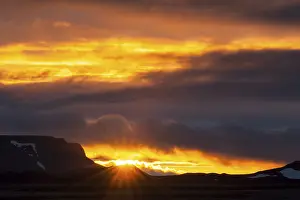 Backlit Mountain View Stampe: Sun breaking through the clouds