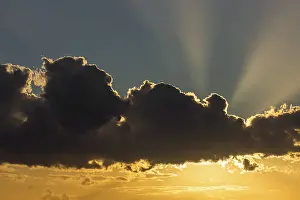 Evening Light Europe Stampe: Sun behind dark cloud, Germany