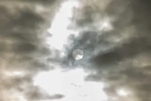 Backlit Cloud Formations Stampe: Sun behind dark clouds