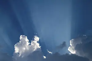 Weather Forecast Images Stampe: Sun rays behind clouds