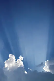 Cloudy Atmosphere Stampe: Sun rays behind clouds