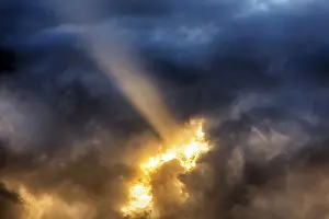 Scottish Travel Photography Stampe: Sunbeam through gap in clouds, dramatic evening sky